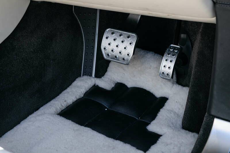 Image 16/38 of Bentley Continental GTC V8 (2013)