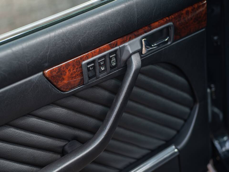Image 53/91 of Mercedes-Benz 560 SEL (1990)