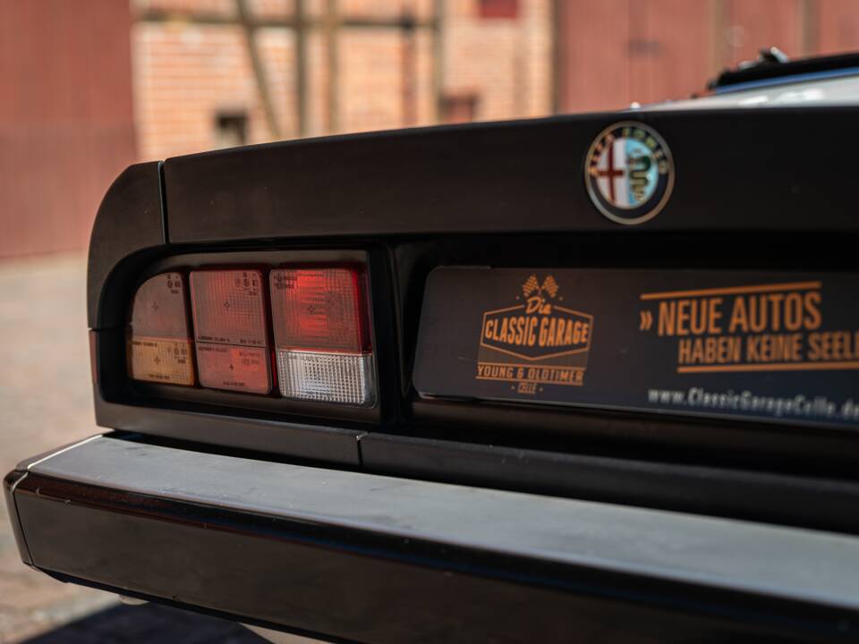 Image 18/40 of Alfa Romeo 2.0 Spider (1987)
