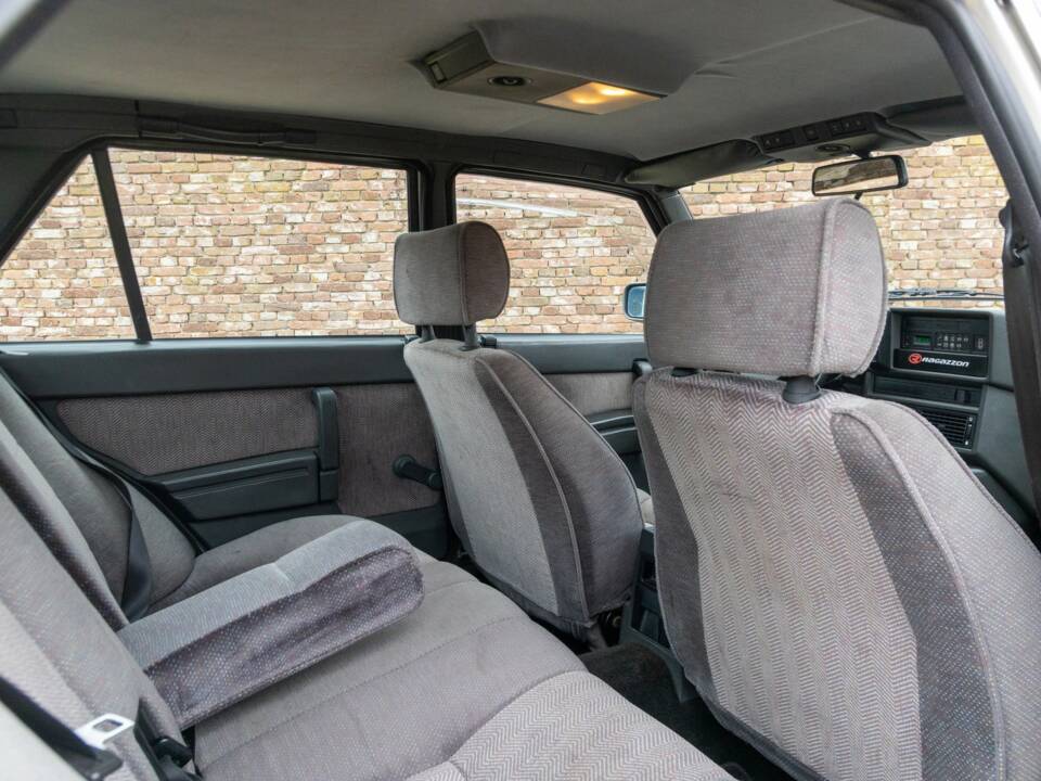 Afbeelding 40/50 van Alfa Romeo 75 2.0 Twin Spark (1988)