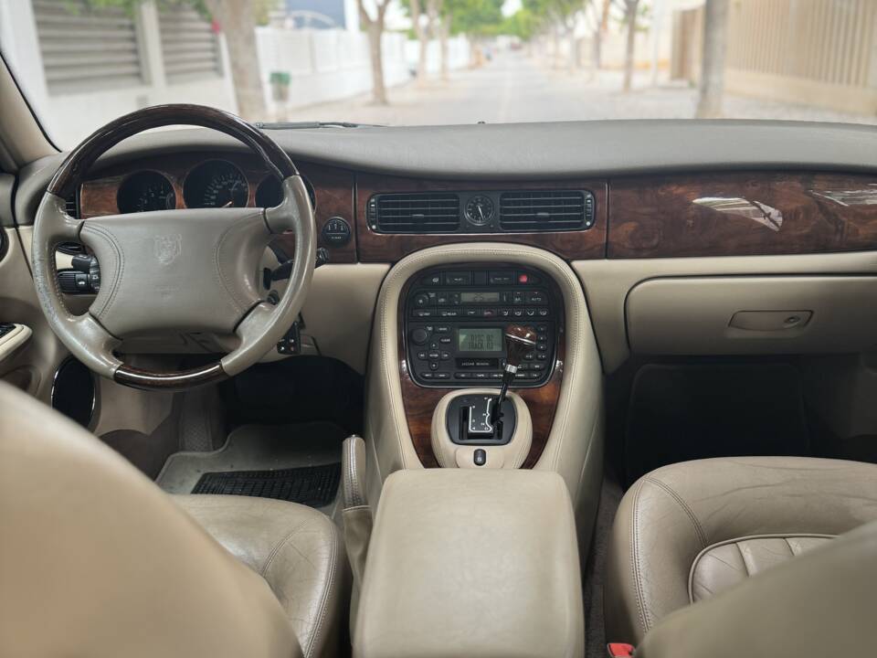 Image 8/10 of Jaguar XJ 8 Executive (2000)