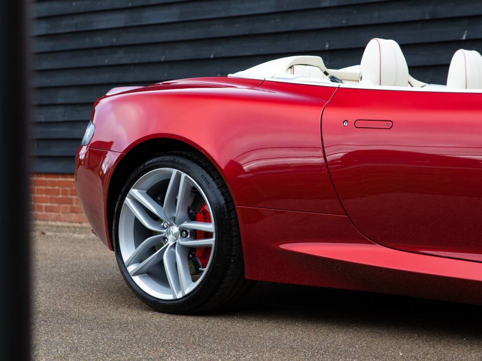 Afbeelding 28/81 van Aston Martin DB 9 Volante (2015)