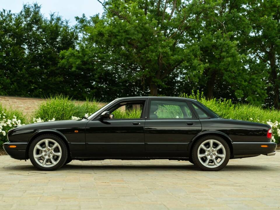 Image 14/50 de Jaguar XJR 4.0 (2000)