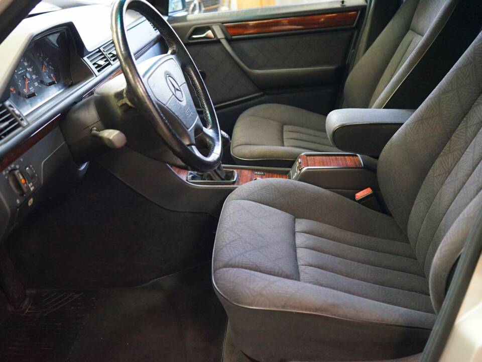 Image 22/33 of Mercedes-Benz E 300 Diesel (1994)