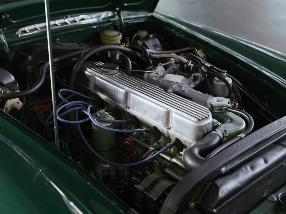 Image 29/41 of MG MGC (1969)