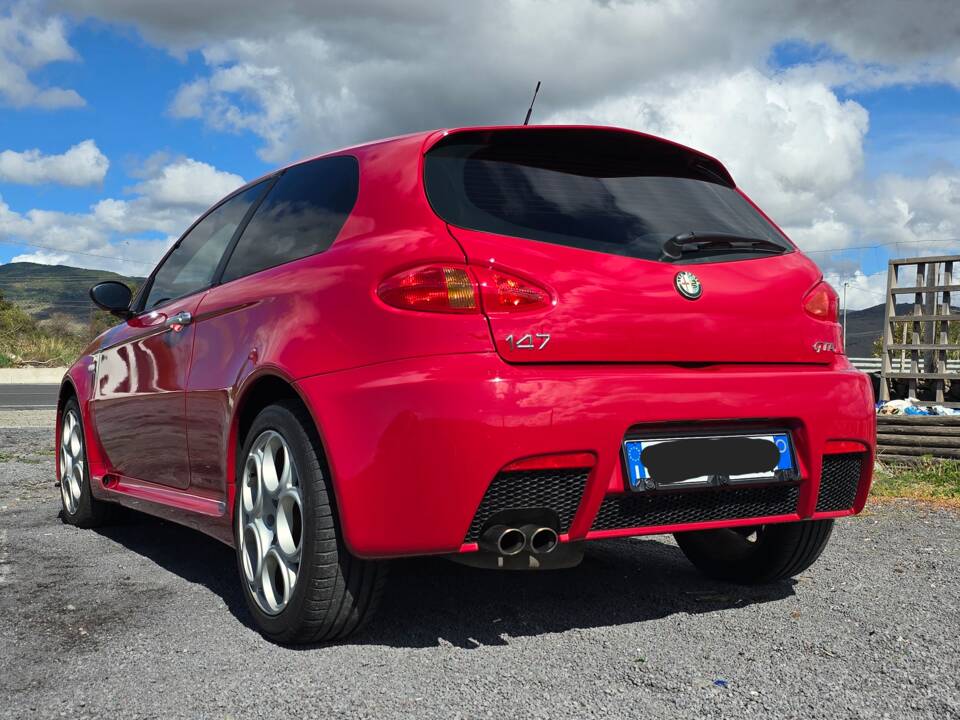 Immagine 2/15 di Alfa Romeo 147 3.2 GTA (2004)