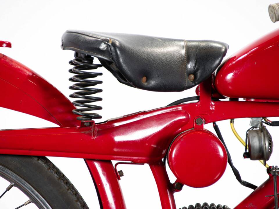 Immagine 28/50 di Moto Guzzi Motoleggera 65 (1951)