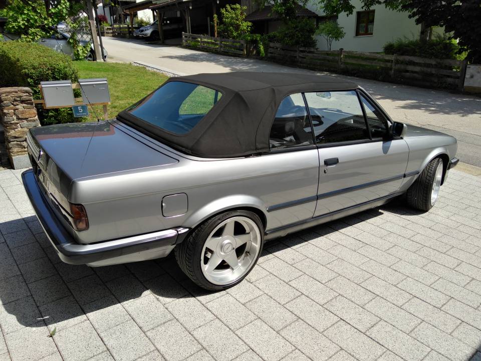 Image 19/21 de BMW 325i (1988)