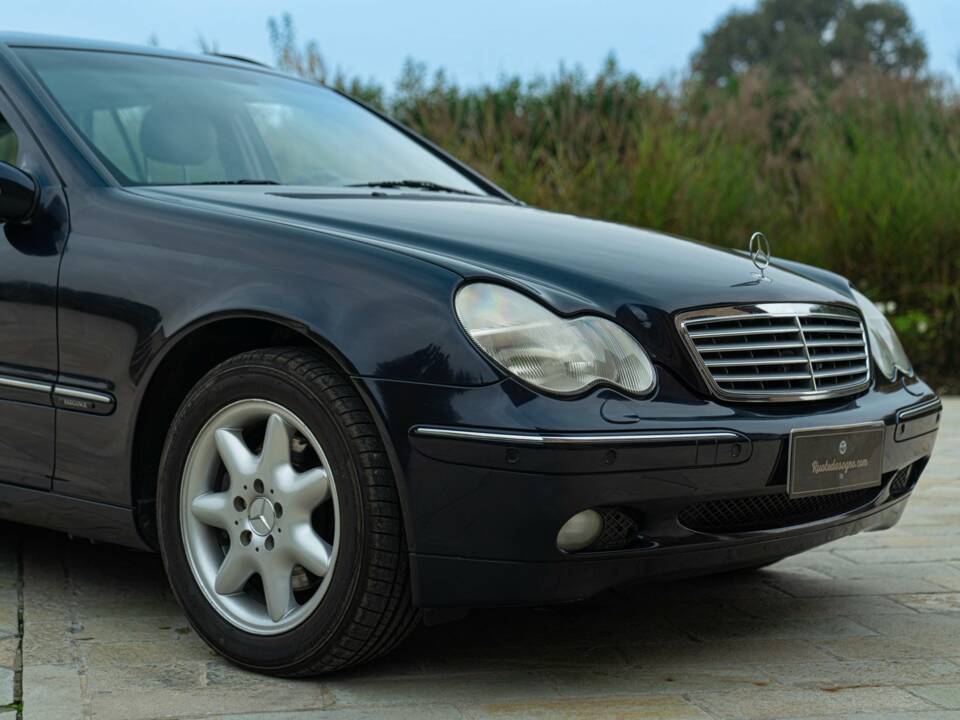 Image 23/50 of Mercedes-Benz C 320 T (2001)