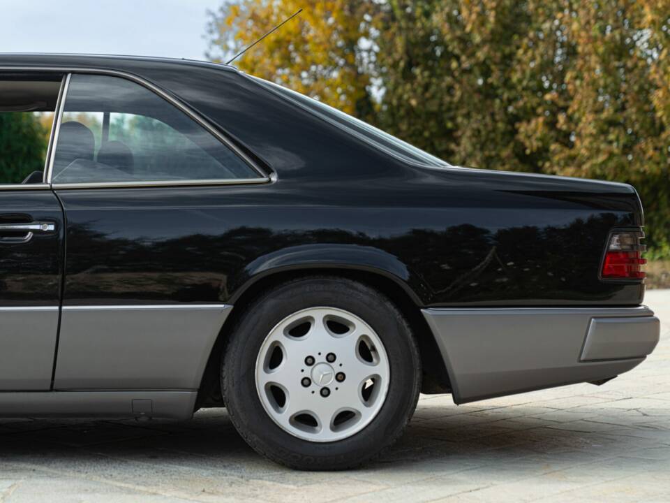 Immagine 17/48 di Mercedes-Benz 200 CE (1990)