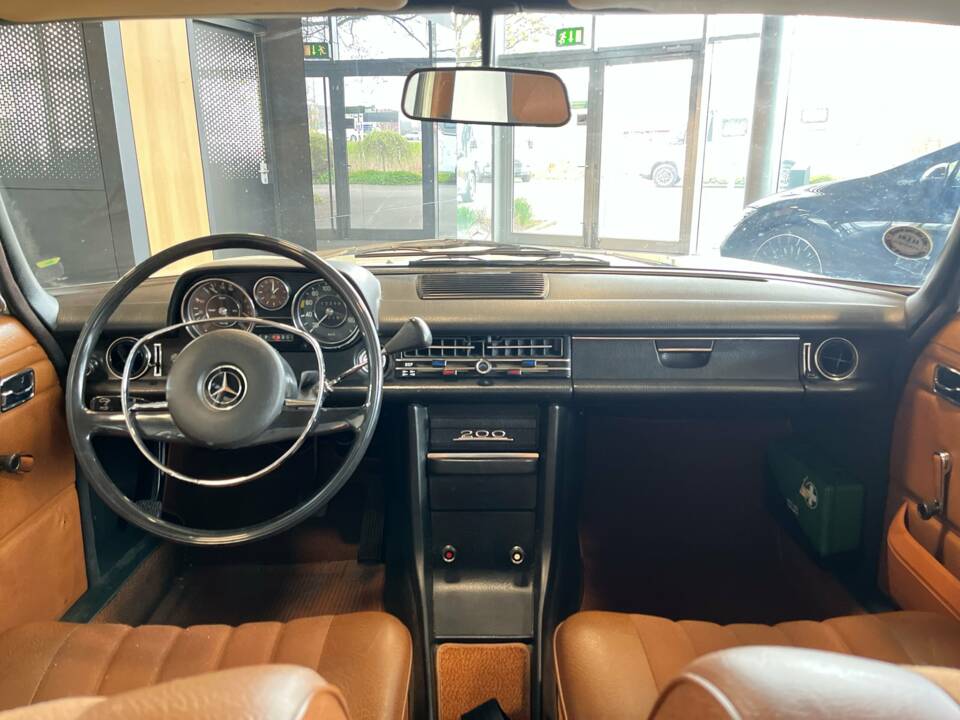 Image 7/21 of Mercedes-Benz 200 (1972)