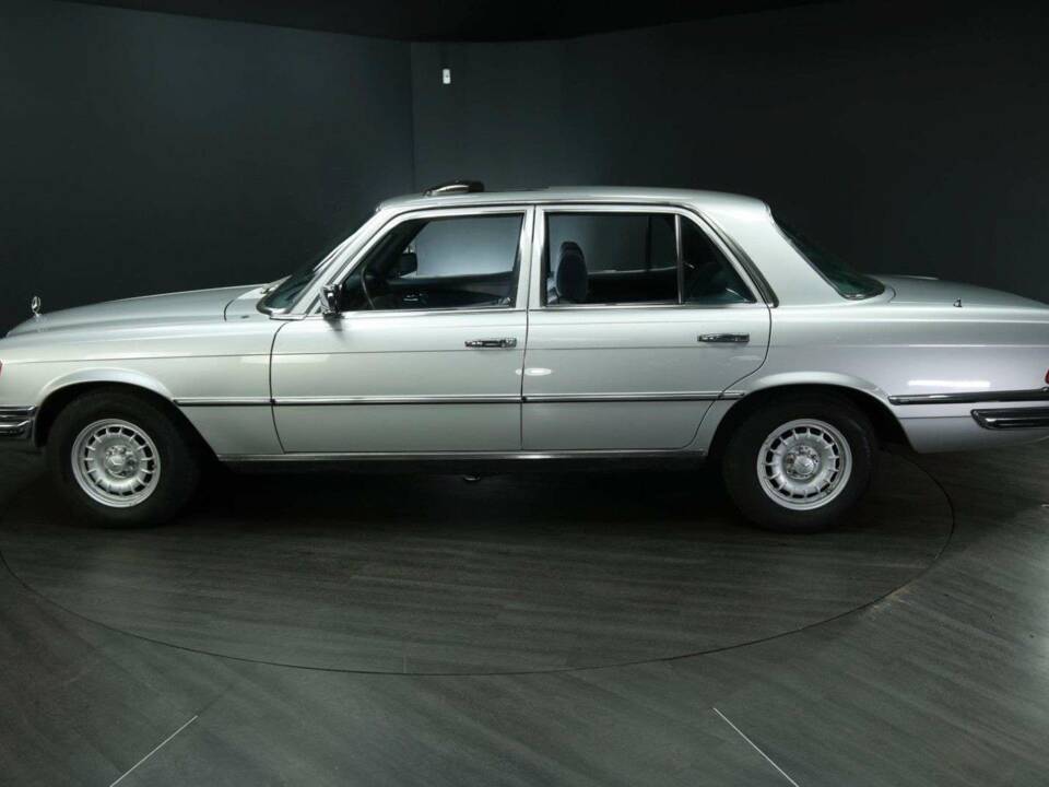 Image 3/29 of Mercedes-Benz 280 SE (1977)