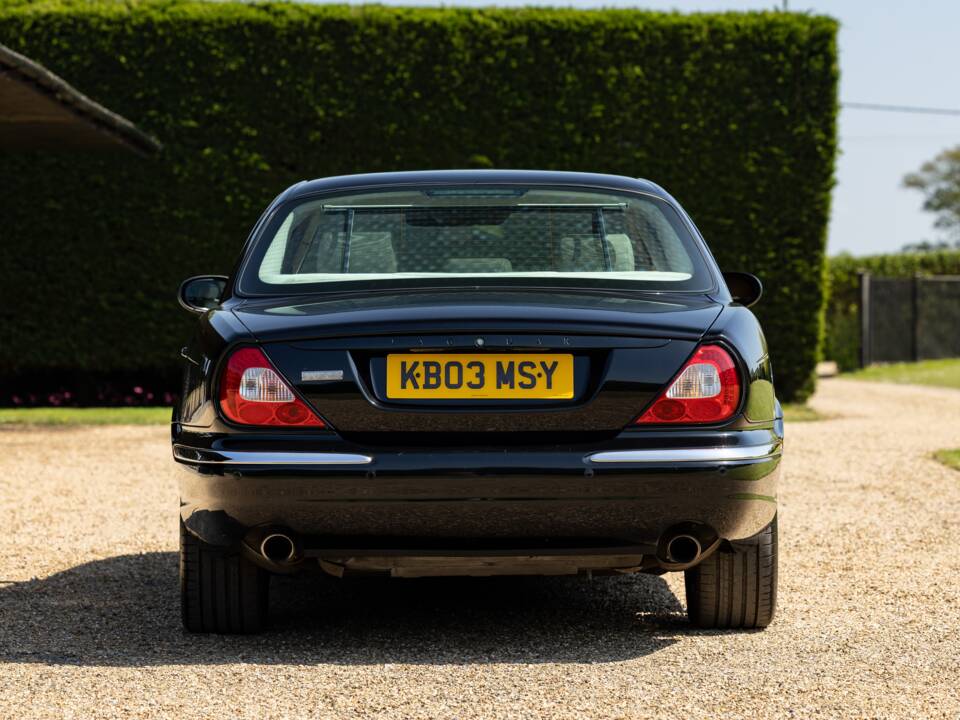 Image 37/43 of Jaguar XJR (2003)