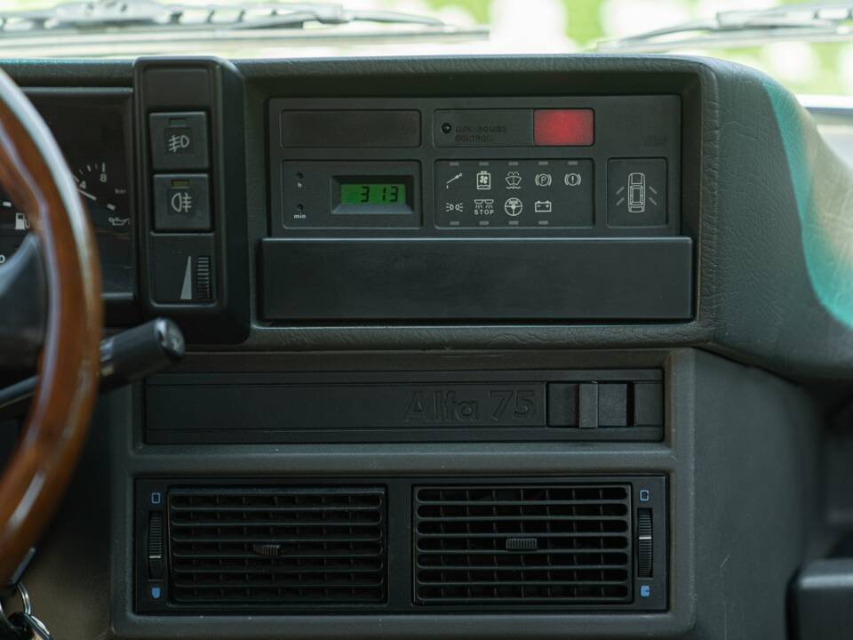 Immagine 39/50 di Alfa Romeo 75 2.0 Twin Spark (1989)