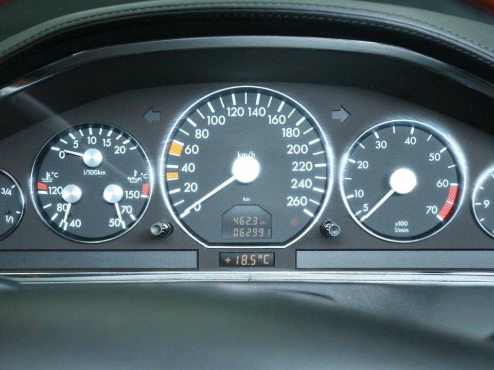 Image 17/49 of Mercedes-Benz SL 500 (2001)