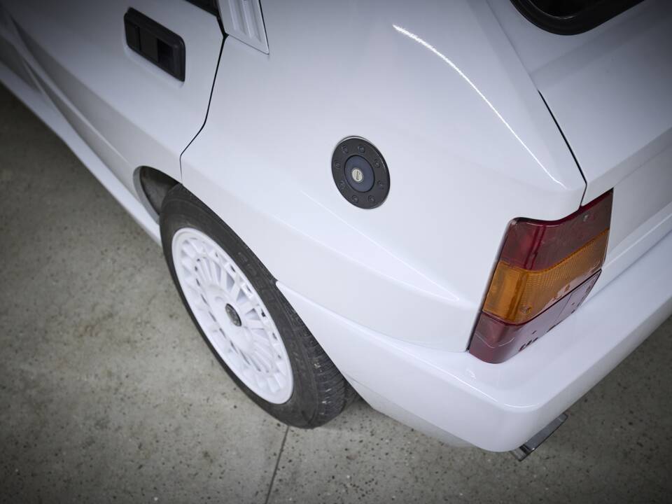 Image 30/93 of Lancia Delta HF Integrale Evoluzione I (1992)