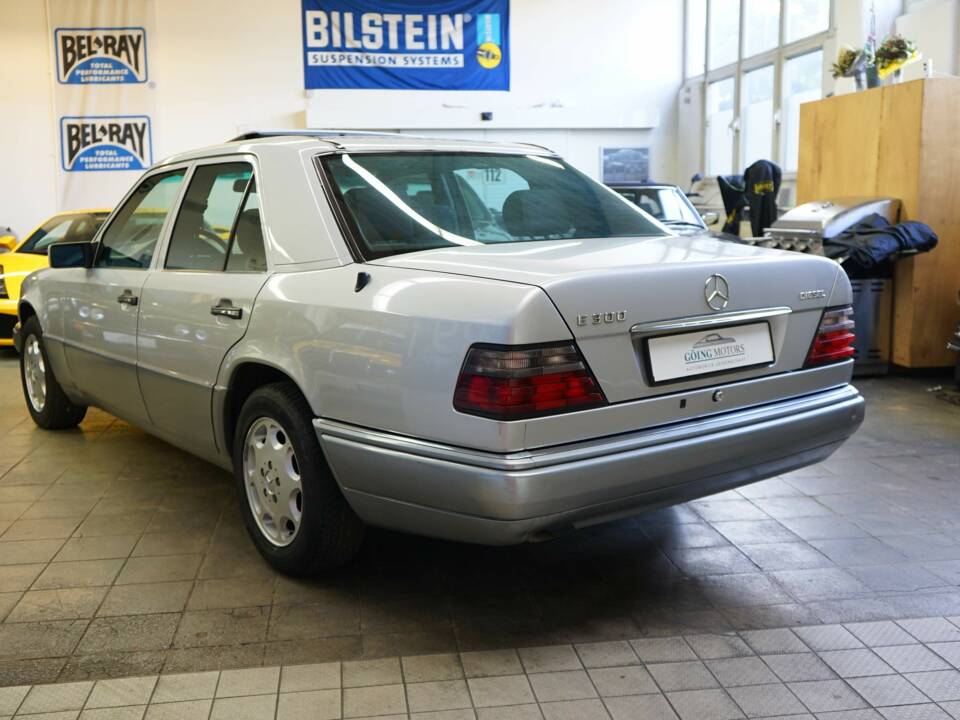 Image 8/33 of Mercedes-Benz E 300 Diesel (1994)