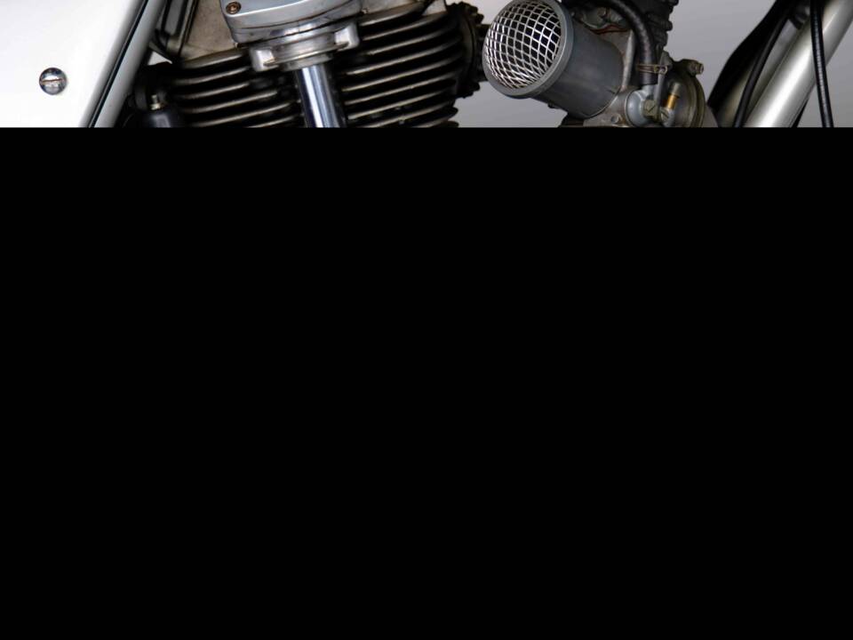 Image 3/54 de Ducati 900 SS (1977)