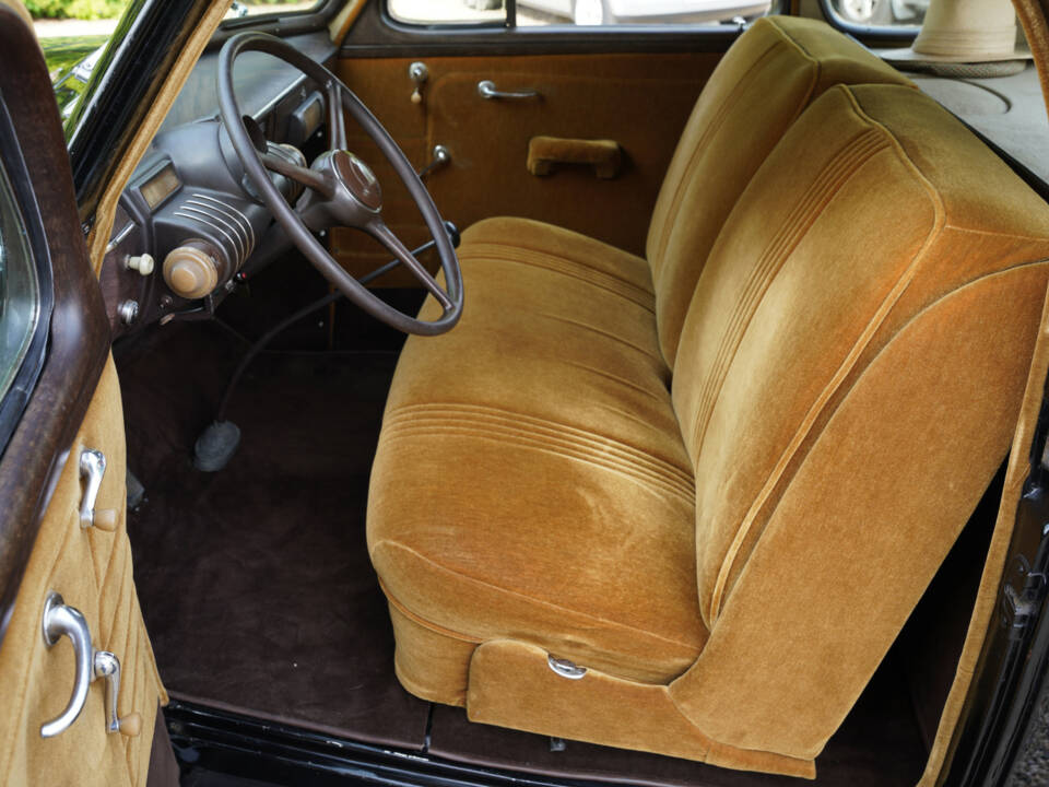 Image 47/50 of Oldsmobile F-Series Business Coupe (1938)
