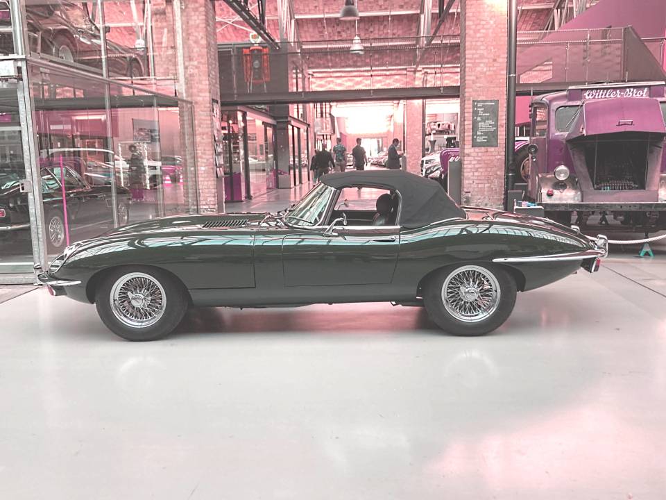 Image 9/29 of Jaguar E-Type (1969)
