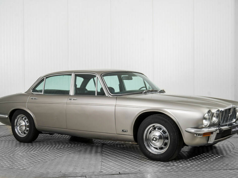 Image 5/50 of Jaguar XJ 12 L (1975)