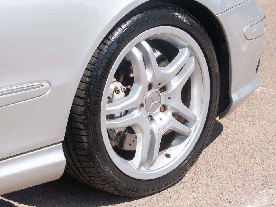 Image 36/50 of Mercedes-Benz CLK 55 AMG (2003)