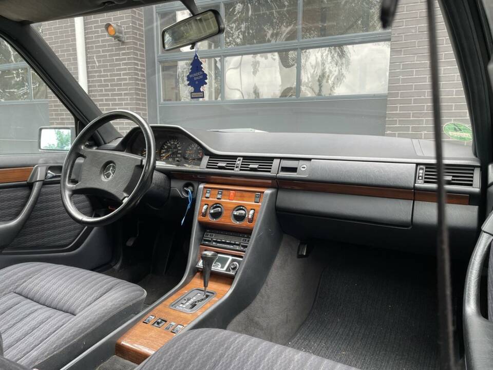 Bild 2/8 von Mercedes-Benz 300 E (1990)