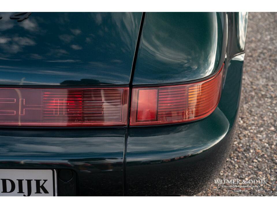 Image 22/42 of Porsche 911 Carrera 4 (1990)