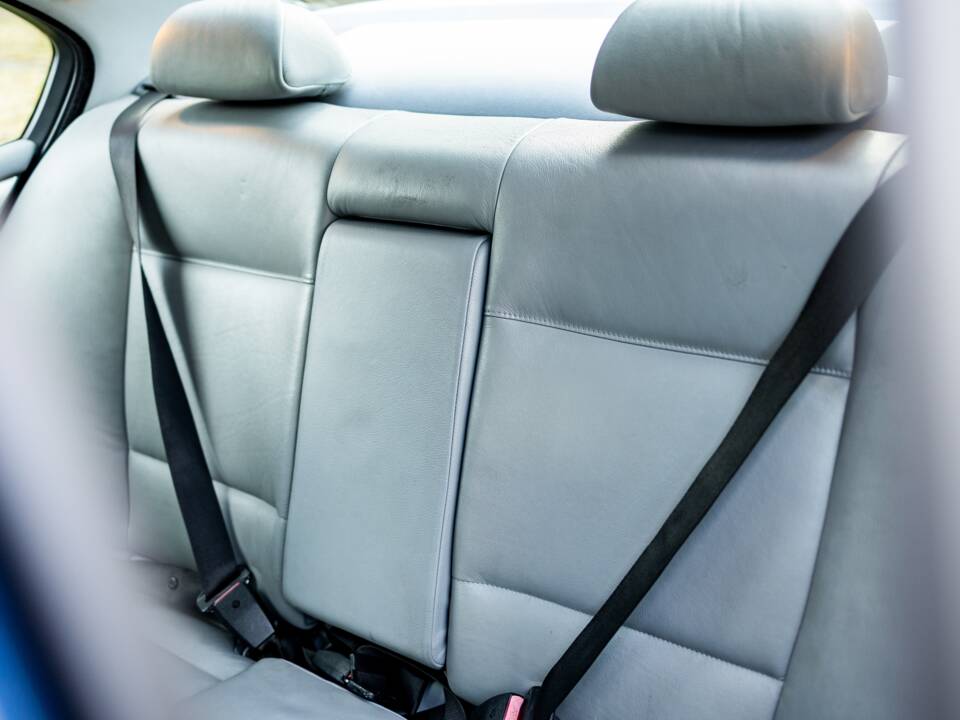 Image 32/38 of BMW 325i (2002)