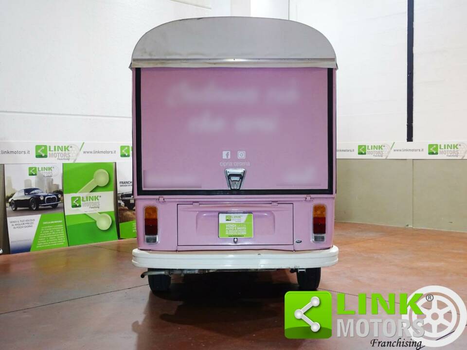 Image 8/10 of Volkswagen T2a panel van (1975)