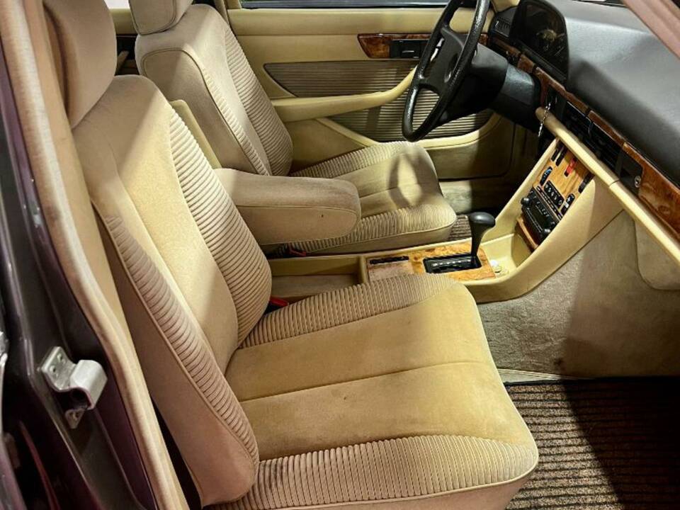 Image 20/30 of Mercedes-Benz 380 SE (1985)