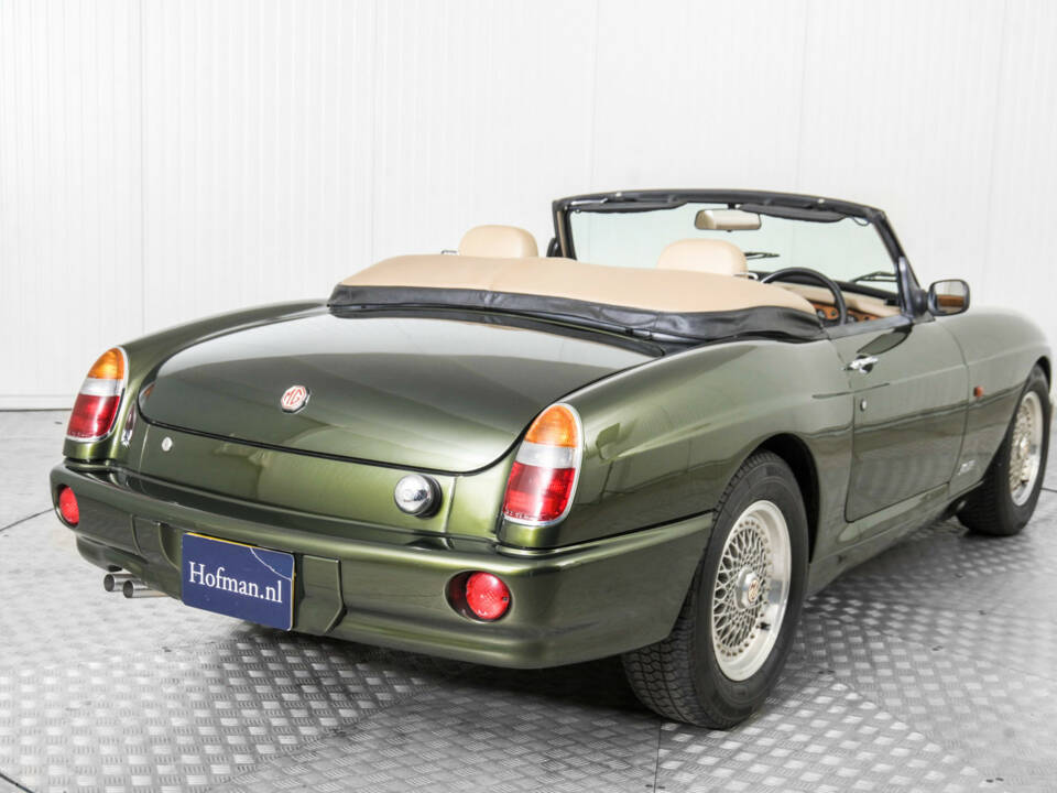 Image 29/50 of MG RV8 (1991)
