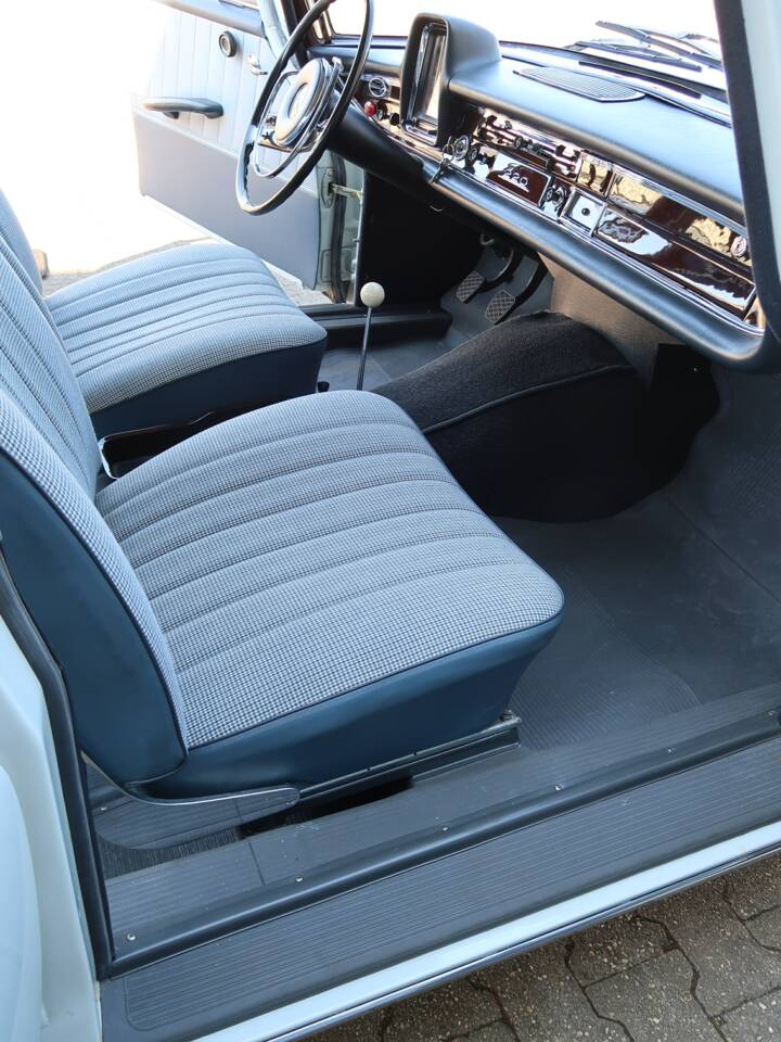 Image 9/50 of Mercedes-Benz 220 b (1965)