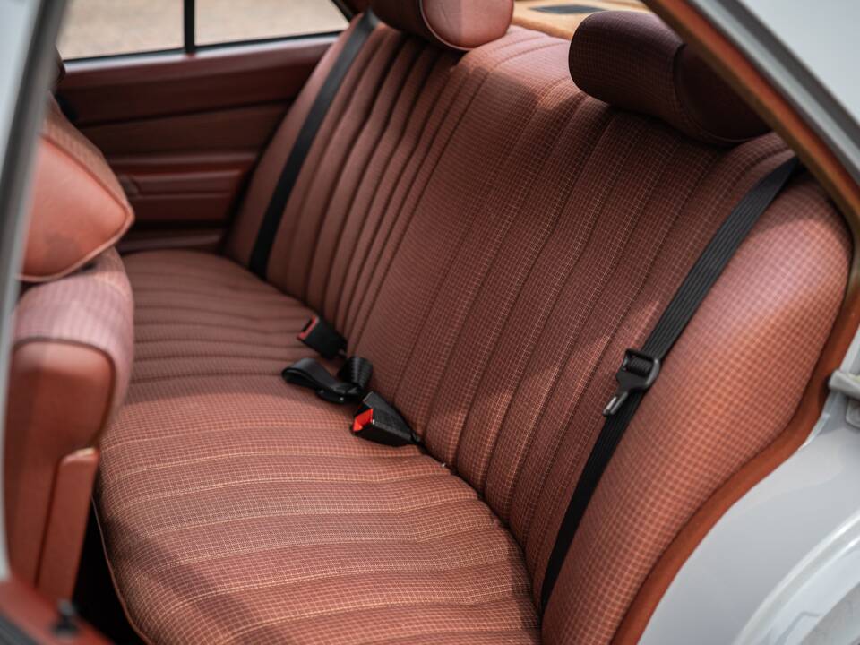 Bild 53/62 von Mercedes-Benz 190 E (1983)
