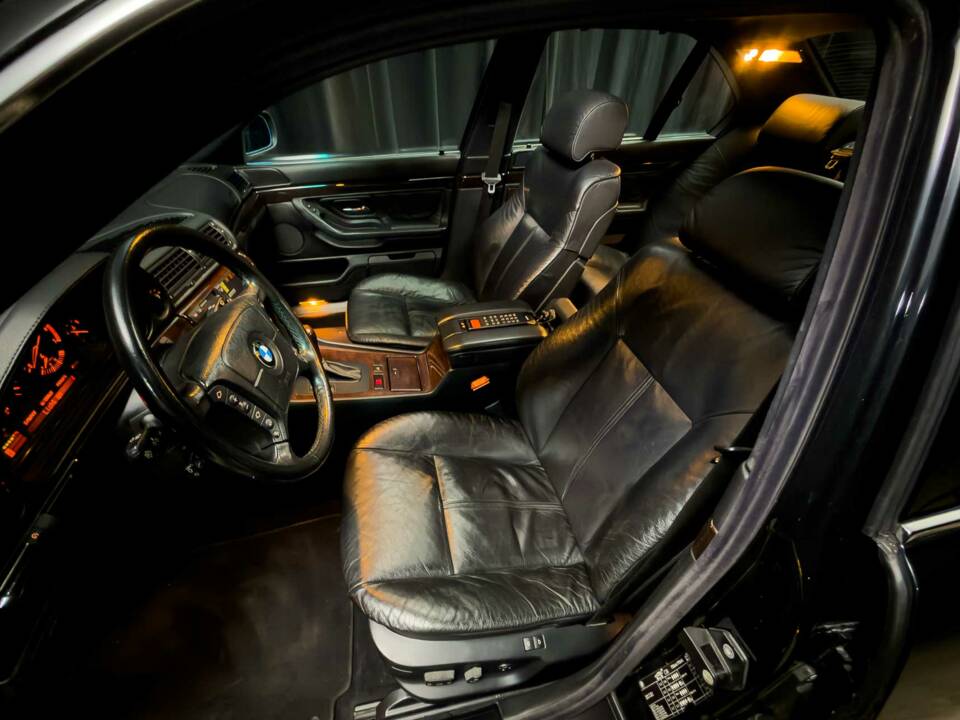 Image 18/41 of BMW 750i (2000)