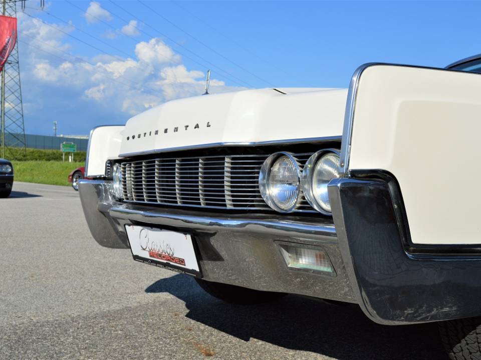 Image 3/50 of Lincoln Continental Convertible (1967)