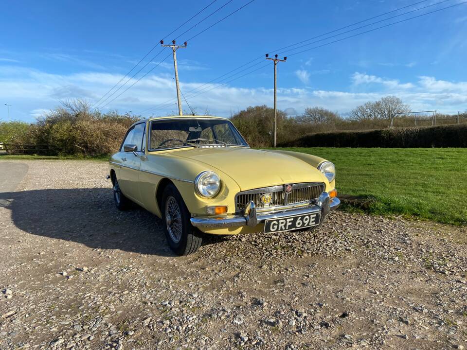 Image 2/20 of MG MGB GT (1967)