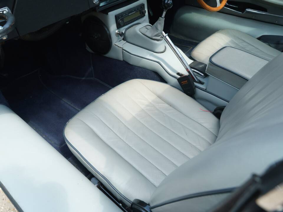 Image 27/35 de Jaguar E-Type (1968)