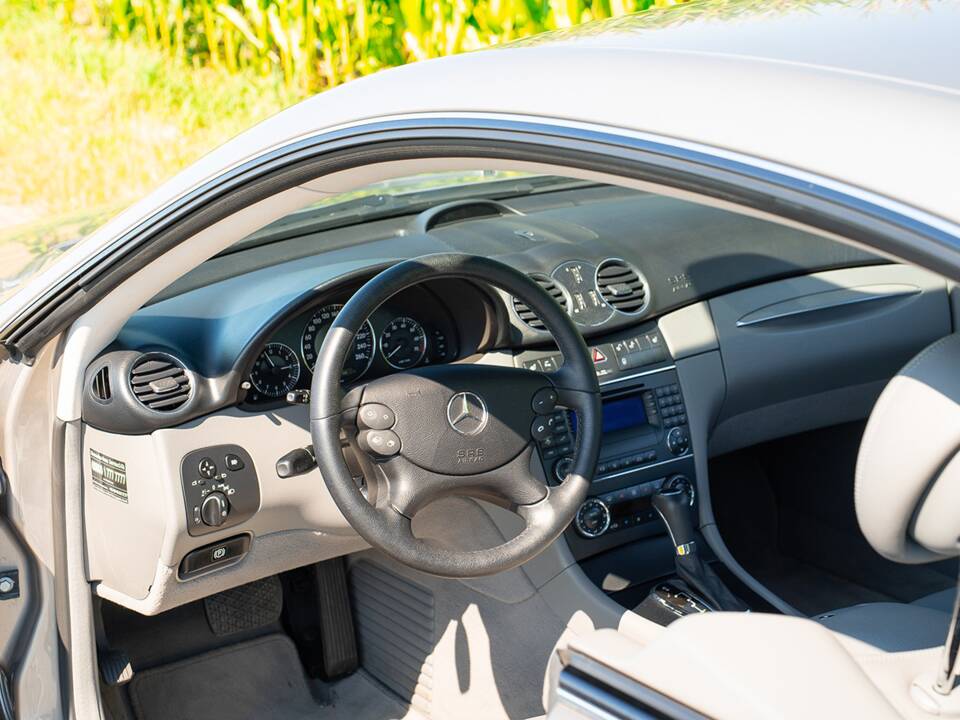 Image 31/49 of Mercedes-Benz CLK 280 (2006)