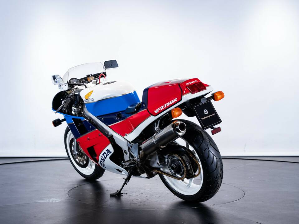 Bild 8/50 von Honda VFR 750R RC 30 (1988)