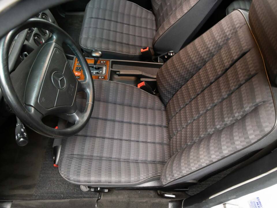 Image 13/78 de Mercedes-Benz 190 E 1.8 (1992)