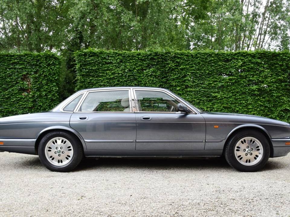 Image 11/40 of Jaguar XJ 6 4.0 Sovereign (1995)