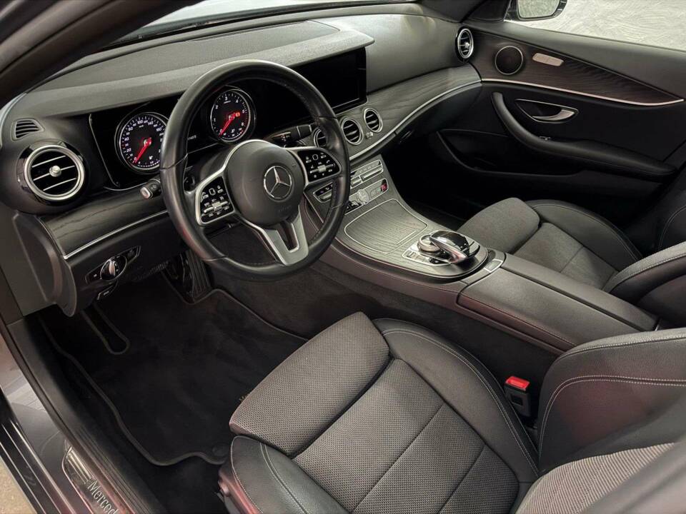 Image 25/32 of Mercedes-Benz E 200 d (2020)