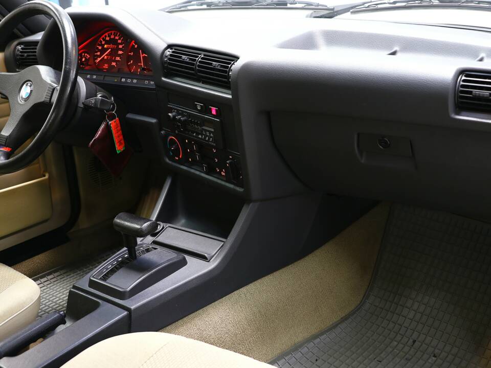Afbeelding 28/40 van BMW 318i (1987)