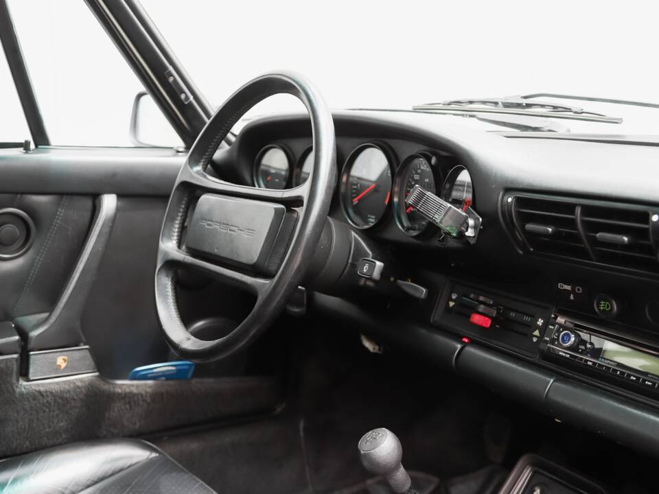 Image 45/108 de Porsche 911 Carrera 3.2 (1989)