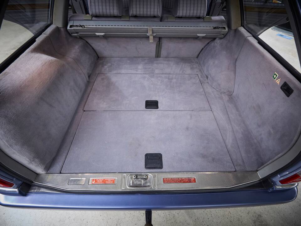 Image 58/100 of Mercedes-Benz 230 TE (1990)