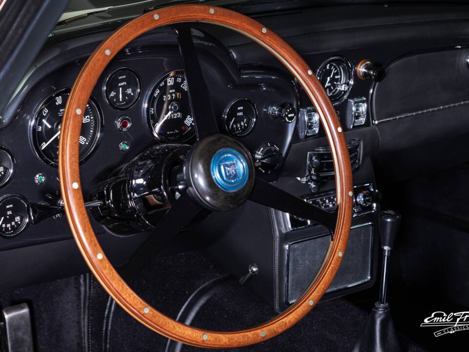 Image 4/10 of Aston Martin DB 5 Vantage (1965)