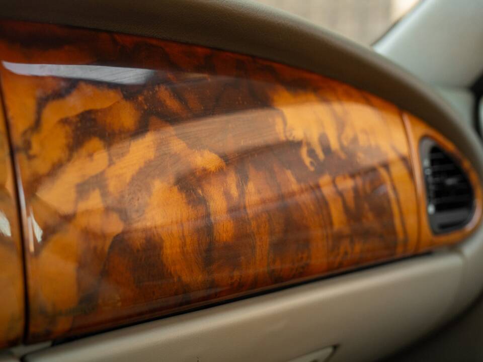 Image 27/50 de Jaguar XK8 4.0 (1998)