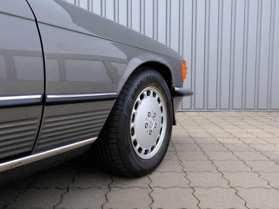 Image 91/96 of Mercedes-Benz 560 SL (1987)