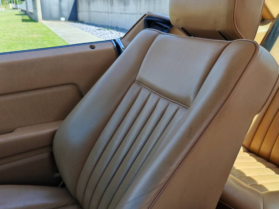 Image 32/42 of Mercedes-Benz 300 CE (1988)